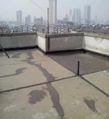白碱滩漏水维修 楼顶漏水是什么原因，楼顶漏水维修方法是什么?
