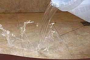 白碱滩漏水维修 免砸砖防水材料该如何施工